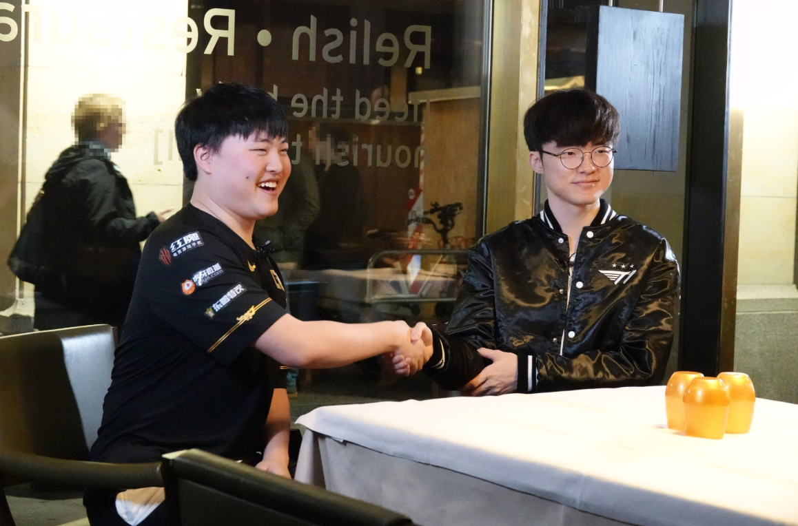 离谱！Uzi关键时刻状态火爆菲尼克斯太阳今晨防线松动，哈兰德在SKT比赛中惊艳表现(今日尼克斯大战奇才)